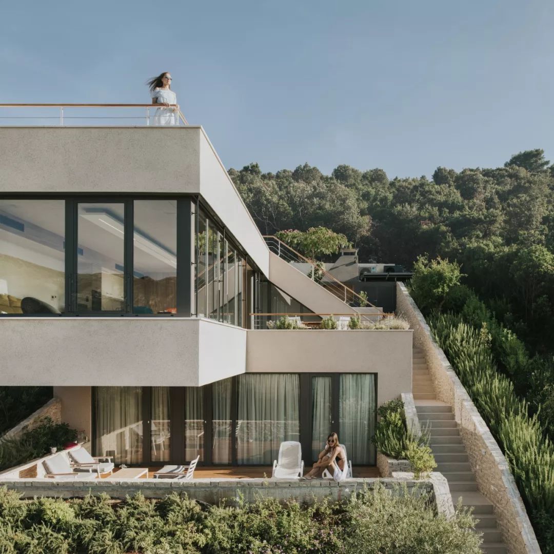 陡峭山坡上的入豪华别墅