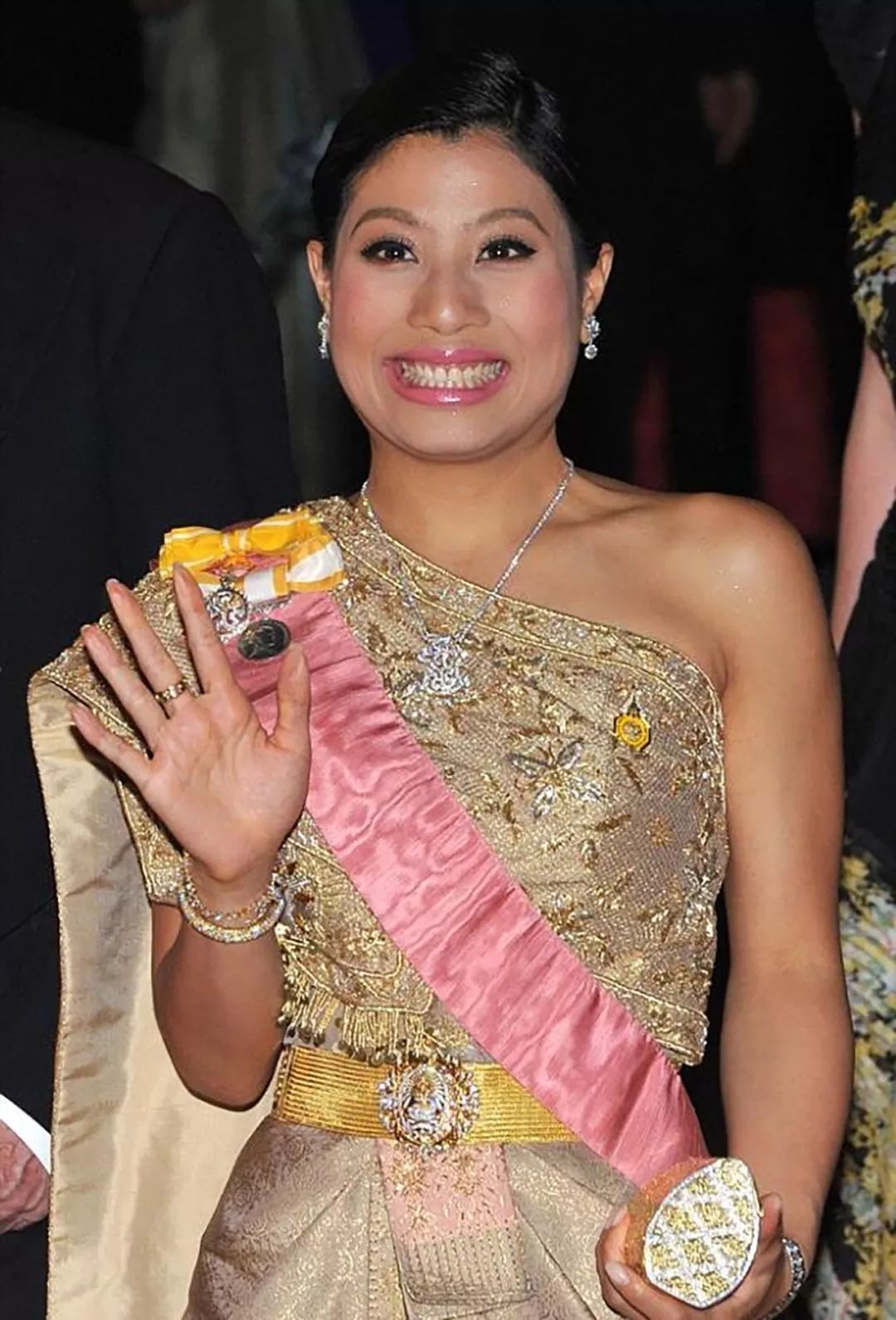 泰国公主稳坐沙发,小狗跟着主人沾光,可男艺人却跪在地上陪聊天