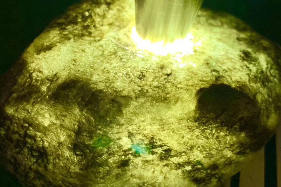 大面积脱沙起白雾的莫西沙翡翠原石,一打灯,卧槽整一个大灯泡