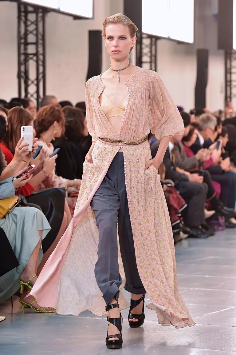 的时刻在我们身后的时候,naomi在一部花哨的冒烟套装中结束了saint