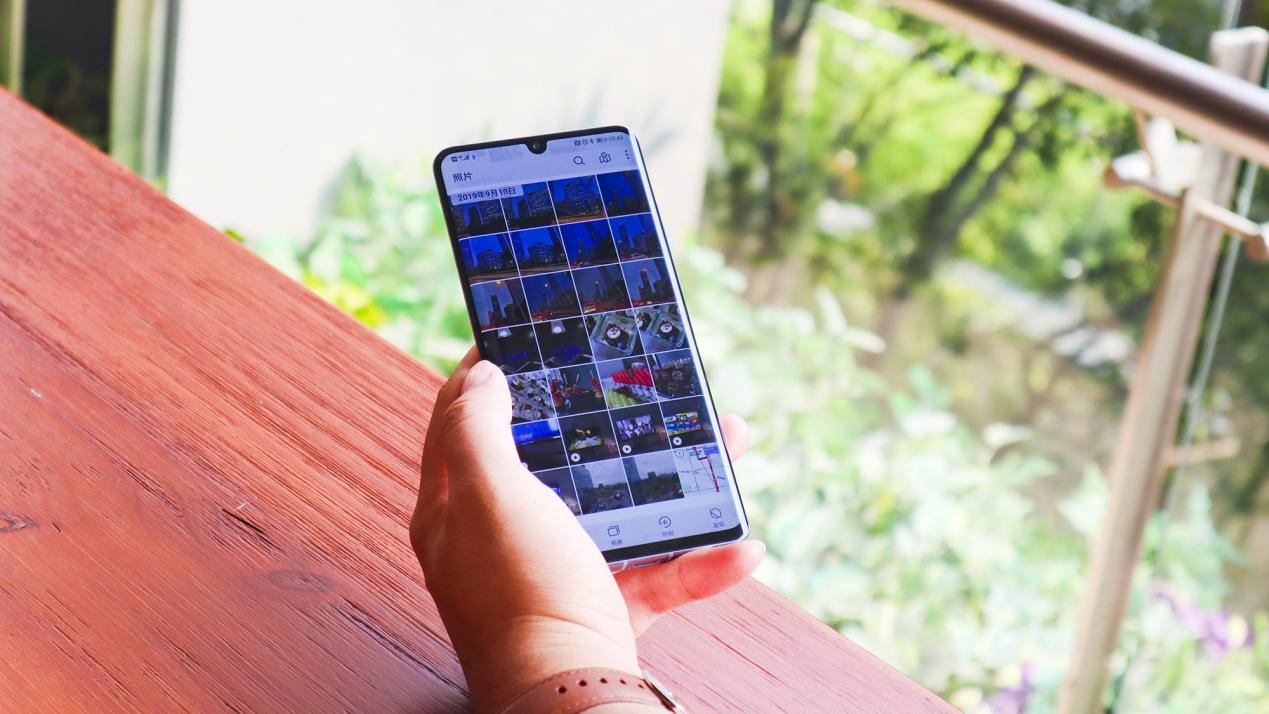 出遊照片翻到手抽筋華為p30智能相冊讓記憶變得井然有序
