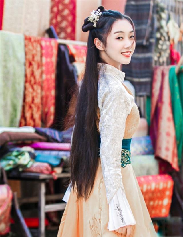 师姐宣璐新剧造型又飒又仙一袭红裙尽显女侠风采梨涡太美