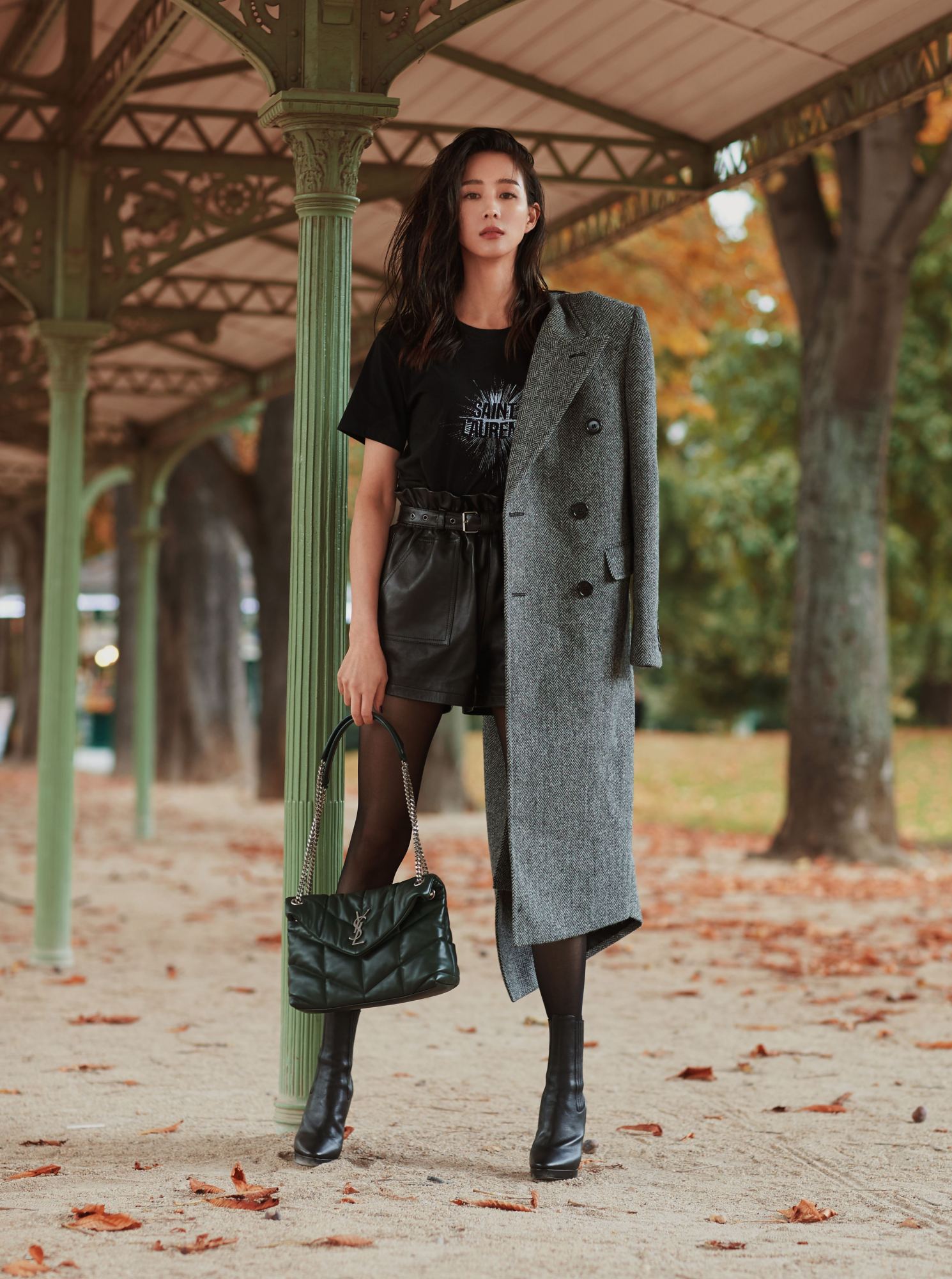 原创张钧甯37岁玩新花样帅气风衣偏搭黑丝袜脱离俗气靠好气质撑腰