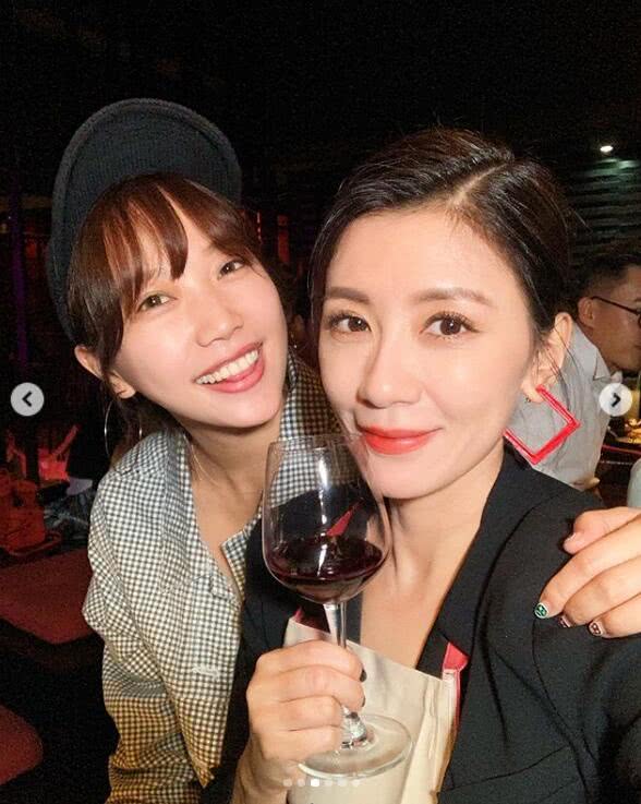 原创贾静雯首夺视后超开心嘟嘴卖萌与好友合影庆功宴生图颜值在线