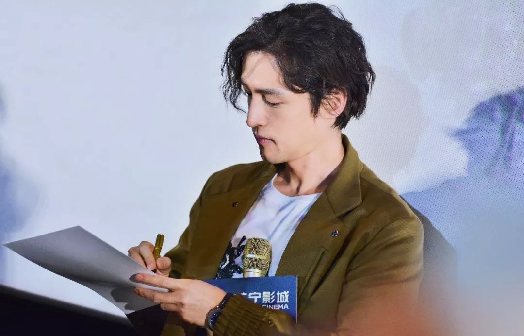 有一种发型叫胡歌长发网友半年不剪发不洗头都没这效果