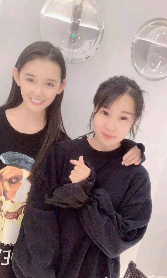 原创有种大眼叫蒋依依闺蜜笑得眼睛都没了她却依旧眼睛很大