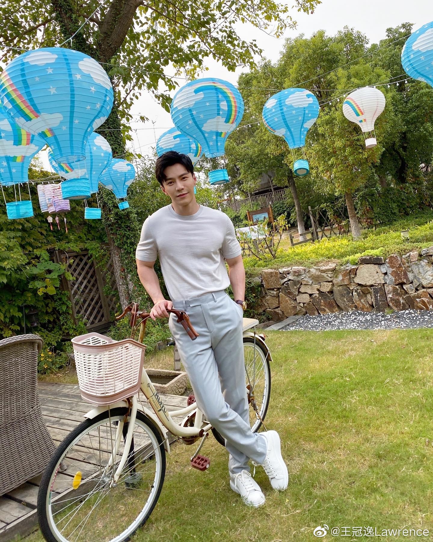 王冠逸化身时尚型男黑色穿搭利落率性魅力十足