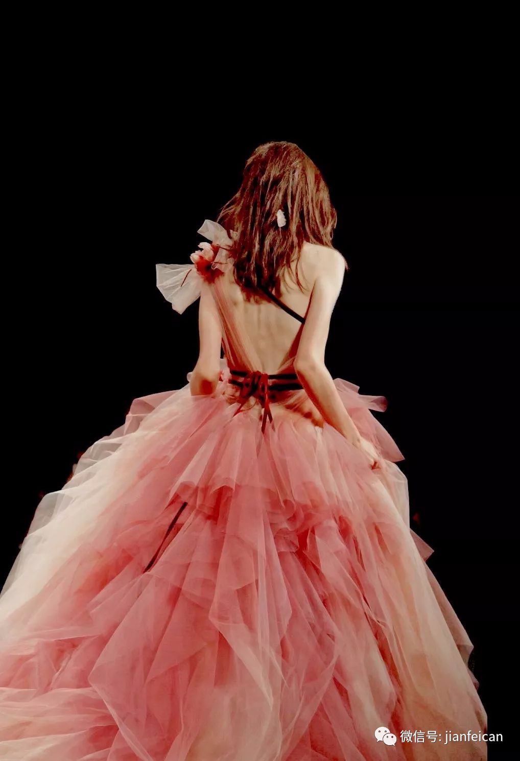 怎么纤背薄肩看刘诗诗倪妮每天8分钟10个动作练就蝴蝶背