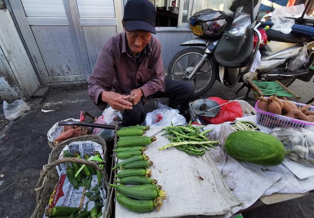 原创招远85岁老人推车卖菜十几年,能干山东老爷爷,全市场人都敬重他