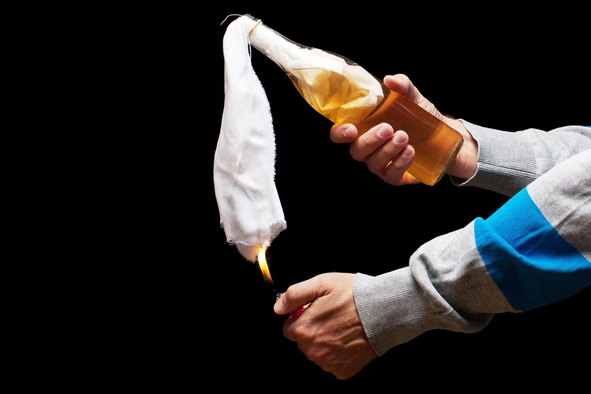 在西班牙内战中诞生的"反坦克利器"——莫洛托夫鸡尾酒(即燃烧瓶),但