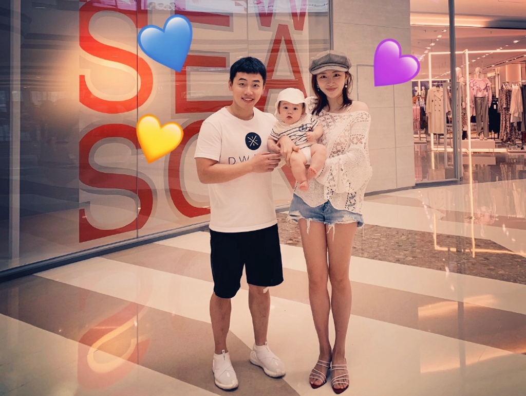 晒出大小2个男友,28岁辣妈身材出众_周捷