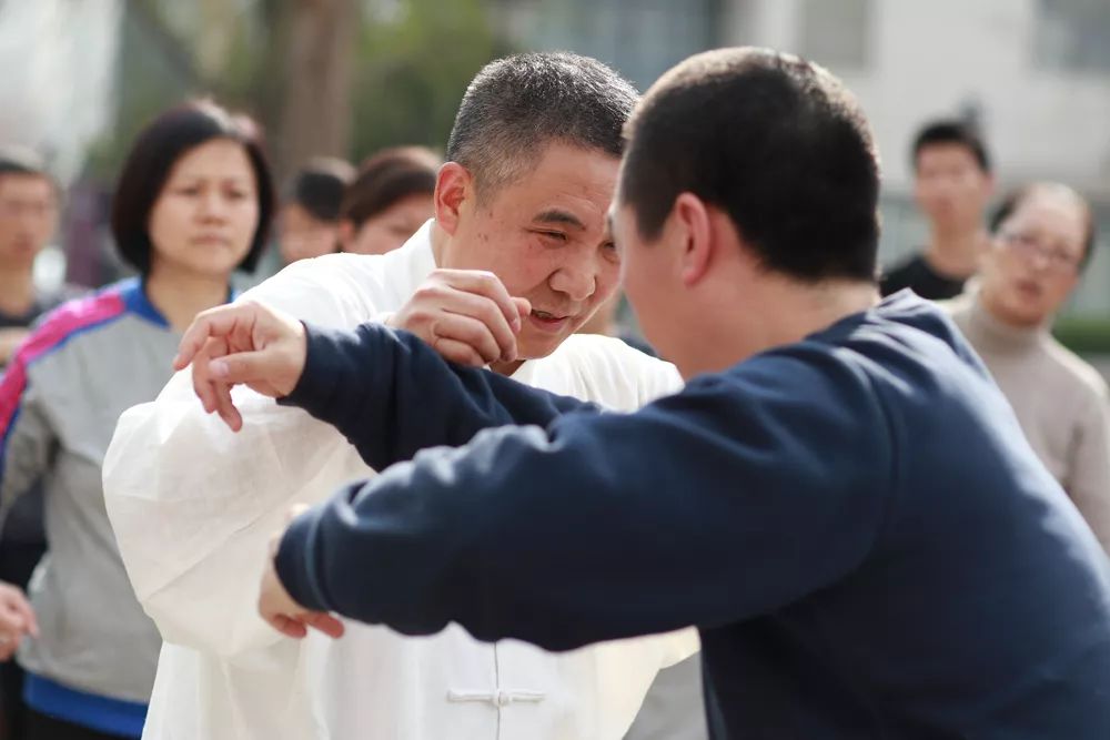 在推手中强调"缠劲";在摩擦步,拉推式的练习中,强调要动作缓慢,愈慢