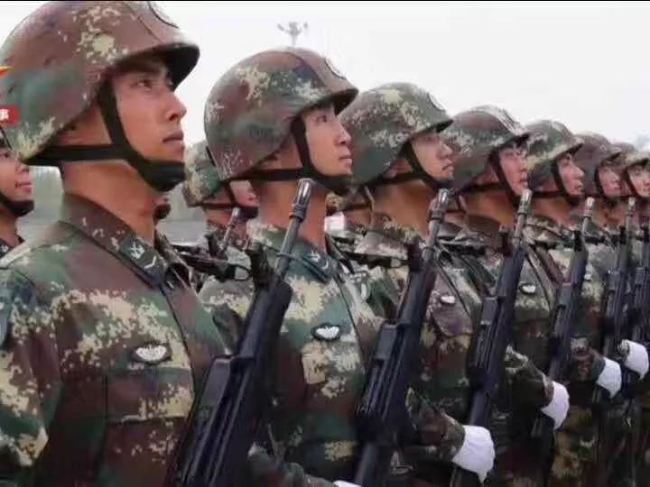 2012年入伍,现为中国人民武装警察部队猎鹰突击队队员.