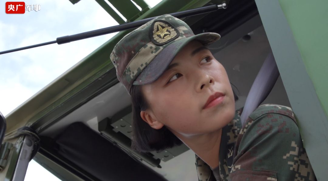 请祖国检阅女兵朱亚荣开得了导弹发射车上得了阅兵场