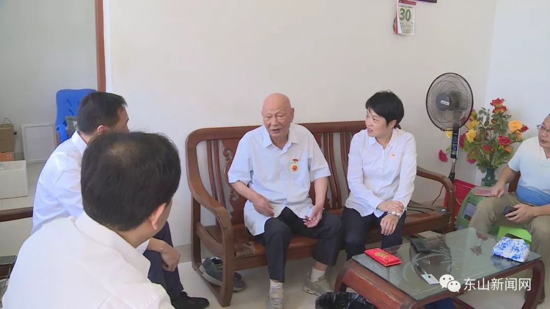 县领导朱真,柳亚殊,沈义勇走进我县部分80岁以上退休老干部和百岁老人