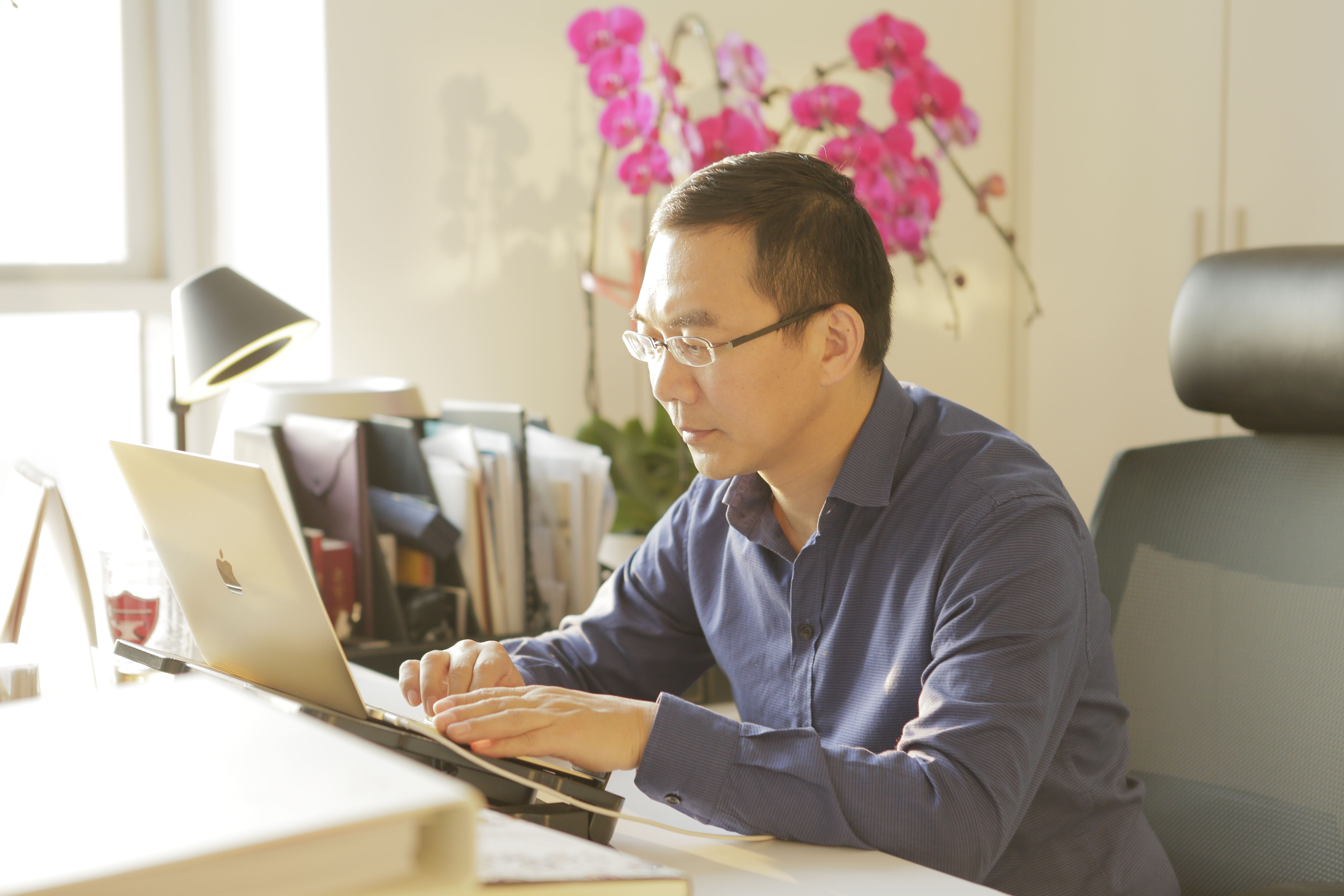 原创前新闻联播主播郎永淳近照48岁帅气依旧曾为患癌妻子放弃事业