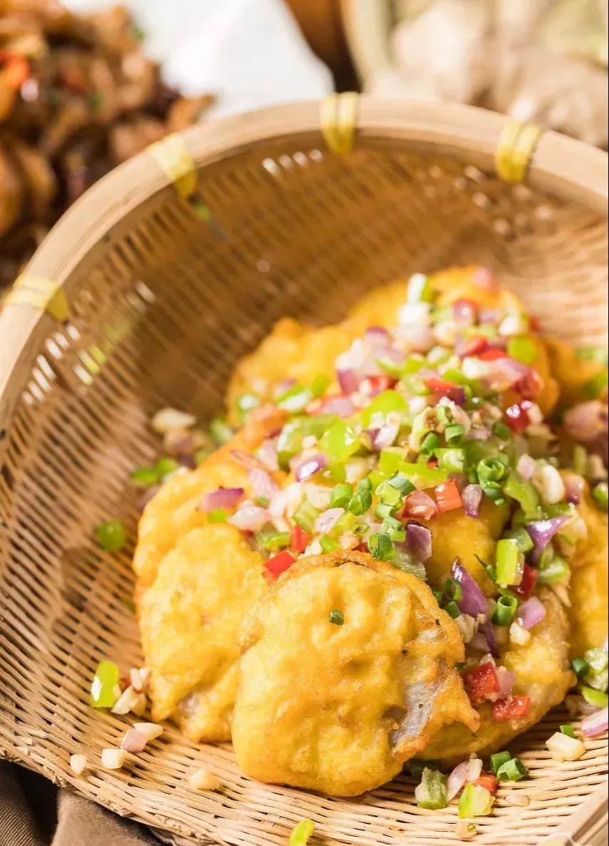 一起放入锅中油炸夹上肉沫,被蛋液包裹后选用上乘的新鲜莲藕藕夹是用