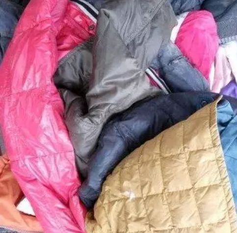家里旧羽绒服不要扔了,回家这样利用,冬天超暖和