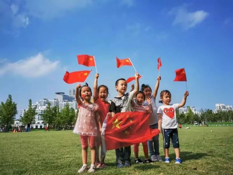 和国旗合影最积极的果然还是看完这些照片忍不住想点赞