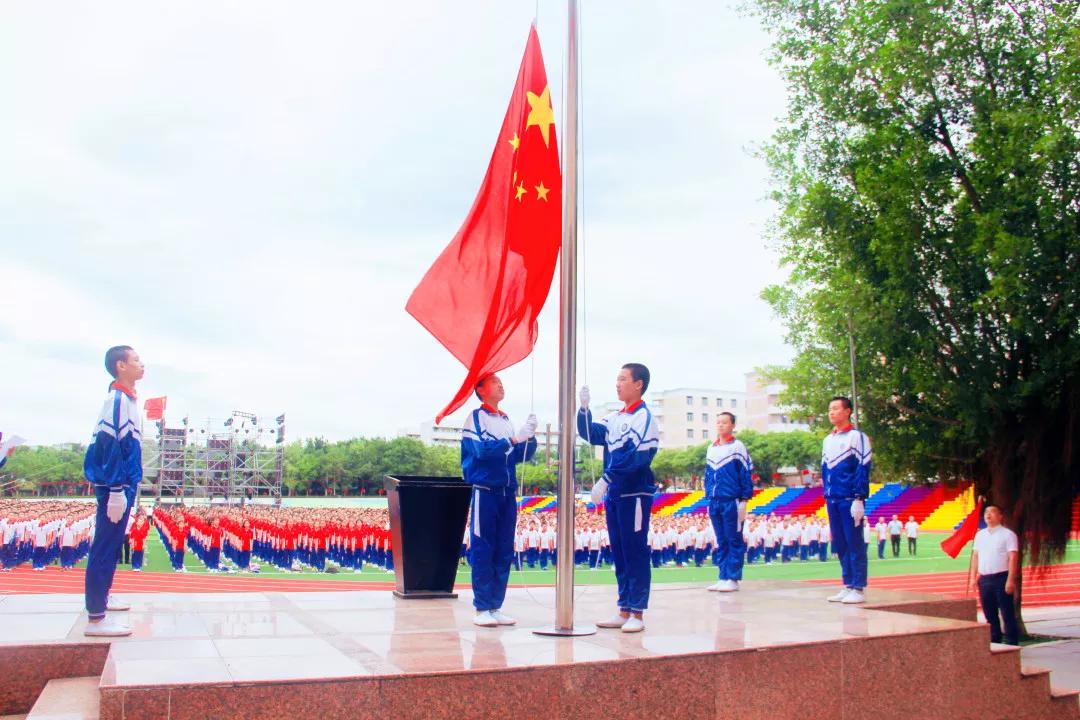 西山学校迎国庆·升国旗仪式在各学部操场隆重举行,一双双坚定的