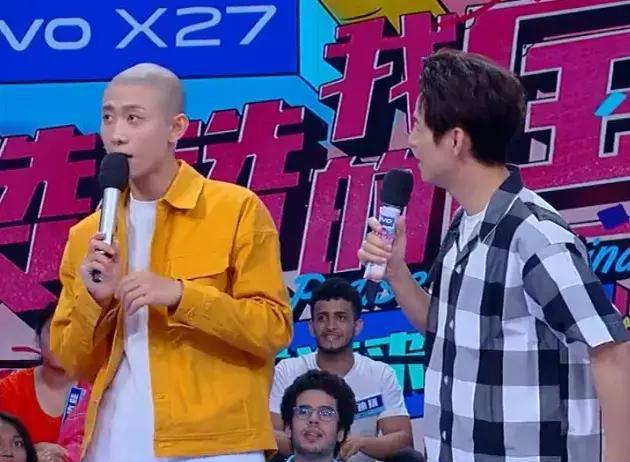 张一山底有多高?当他和何炅同框对比后,脚上的鞋子真相了