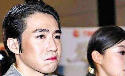 那时的俞灏明凭借着《一起来看流星雨》中的端木磊事业当红,没相到才