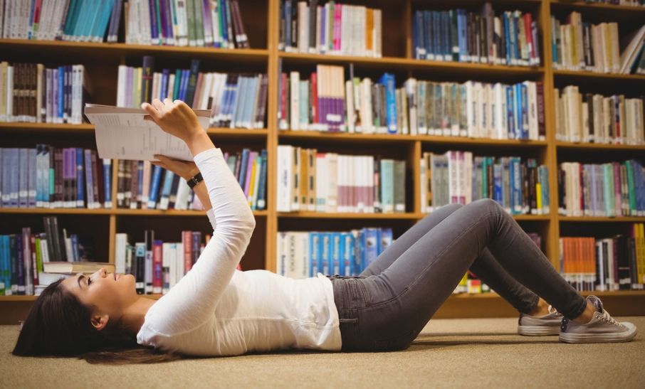 科普躺着看书那么舒服为啥却更招疲倦感
