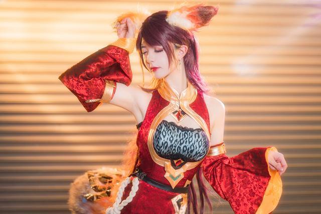 小姐姐还原王者荣耀妲己服装很有甜美清新的感觉