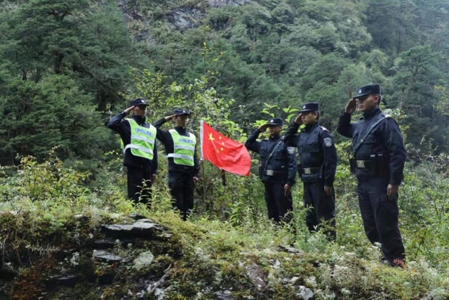 边境玉麦乡驻守民警国庆挨家挨户走访每日走十几公里山路巡边