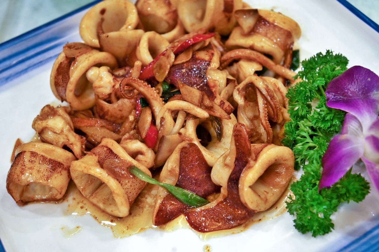 四样小菜,特色十足,有炸过的芋头粿,话梅花生,酥炸银鱼等.