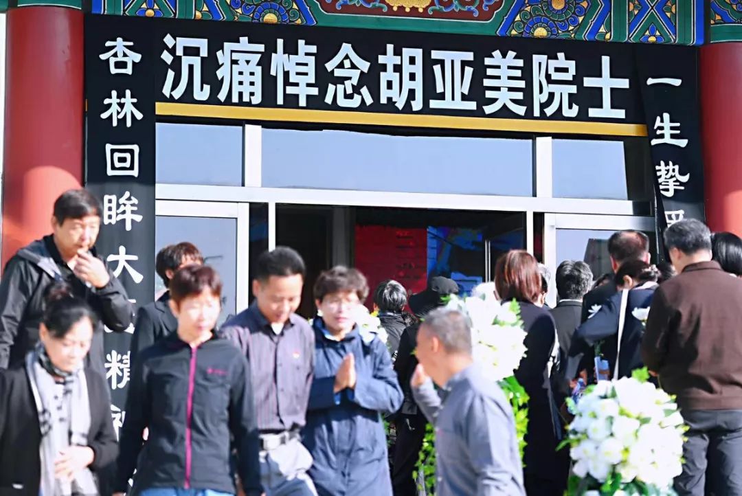 胡亚美的博士研究生,北京儿童医院血液肿瘤中心主任郑胡镛说,胡亚美