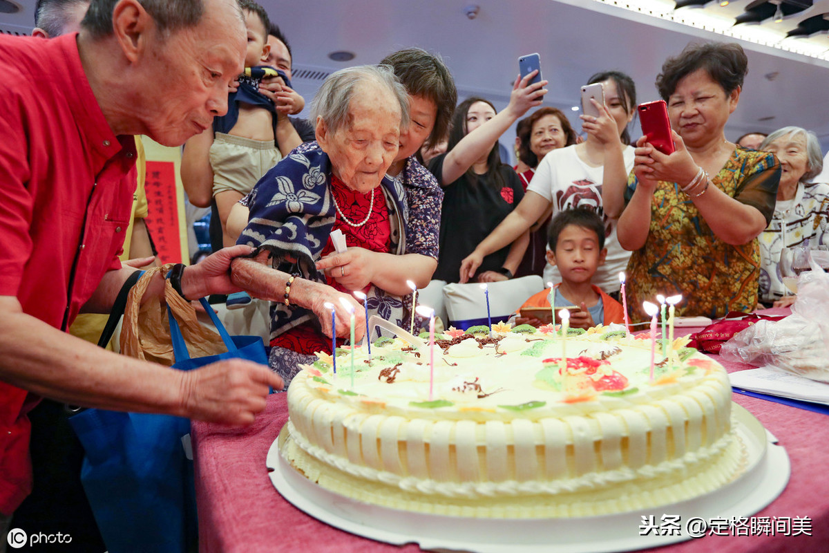 上海百岁老人游轮上过寿五代子孙购109份贺礼现场晒3大长寿秘诀