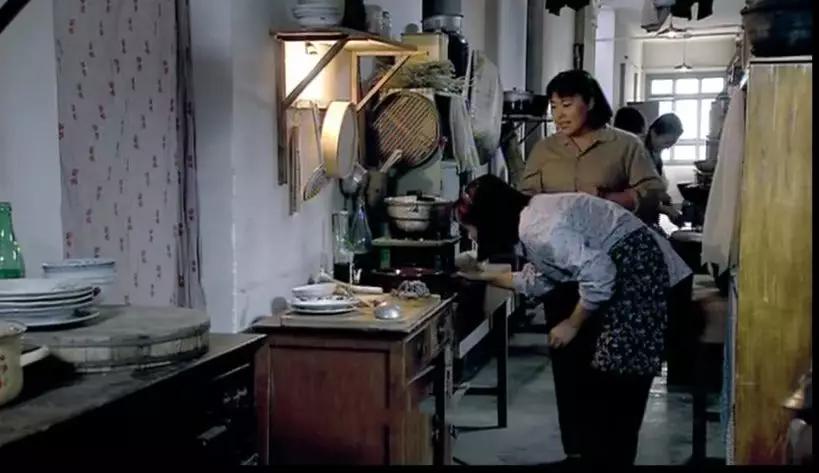 12张剧照带你领略70年城镇客厅变迁史……_筒子楼