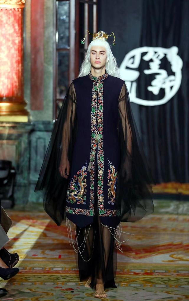 原创绽放中华之美 赵皇祯后天然苏打水携手笠轩华服亮相巴黎时装周