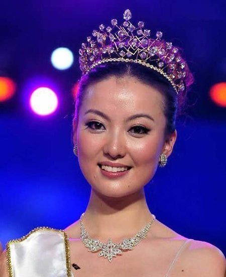 她主持过的为全国人民所熟知的节目有与梁永斌,张亚群合作的《万人诵