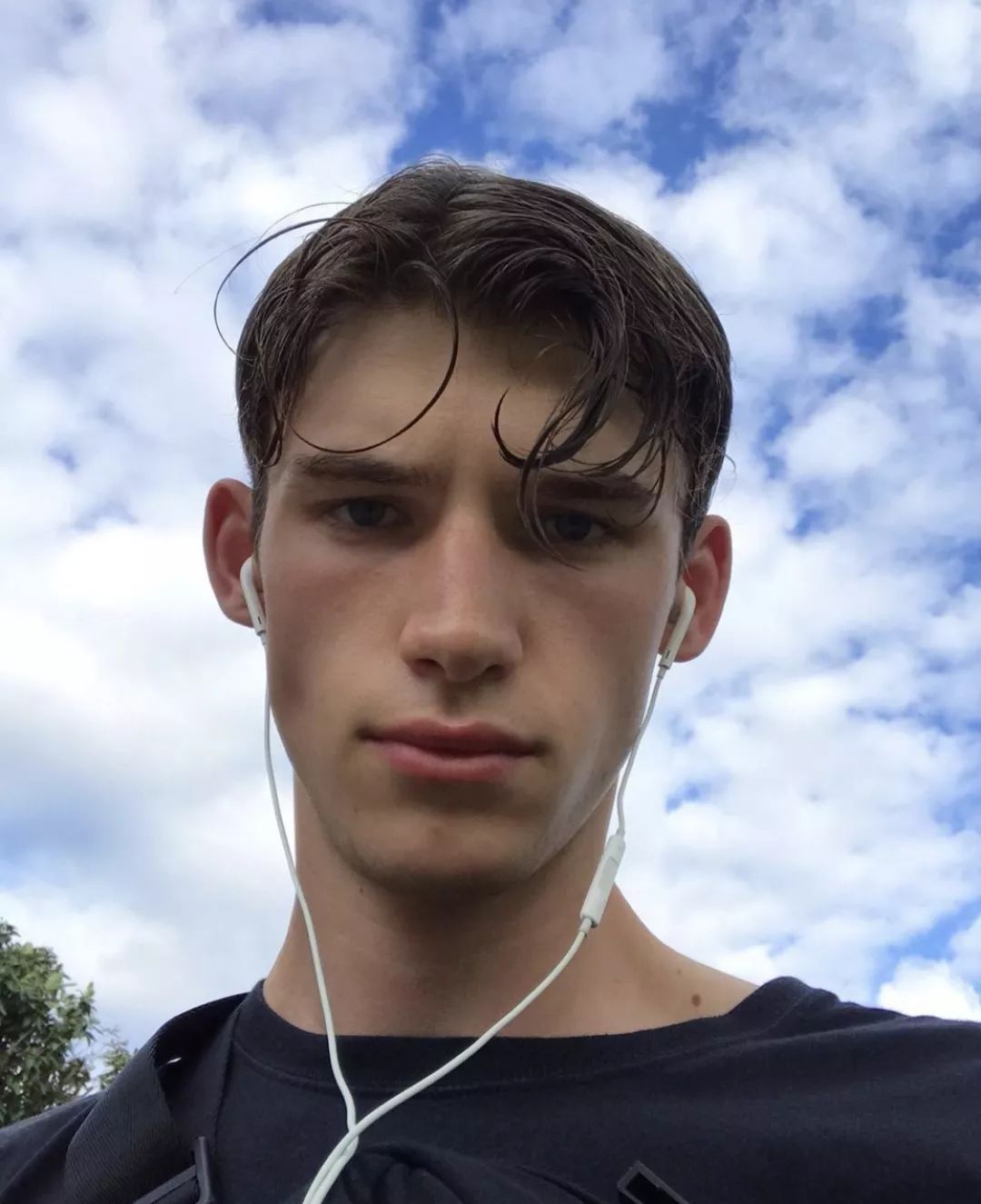 这个00后英国冷酷男模新人一季走十场秀低调登场