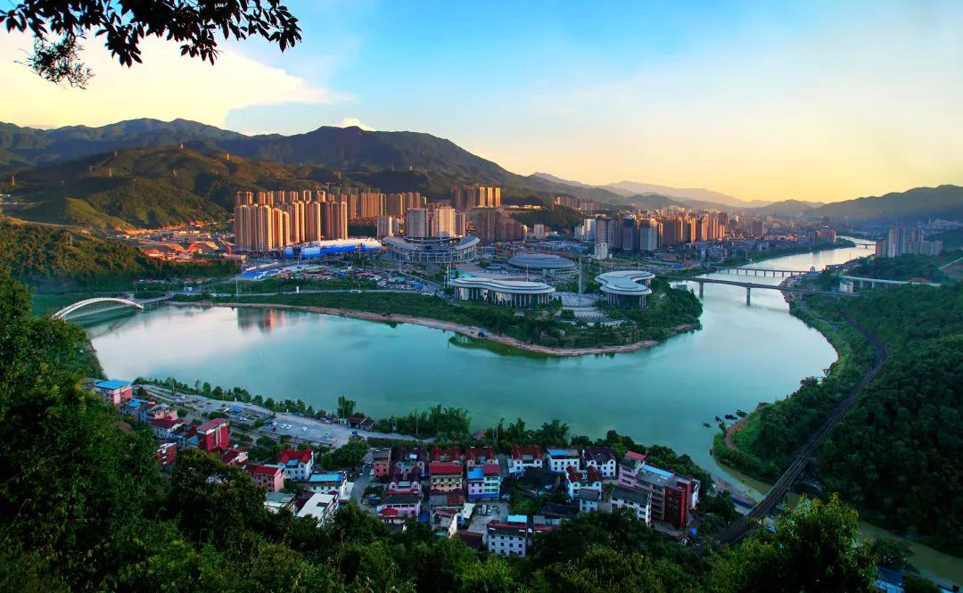 向祖国表白摄时代风貌展明院风采