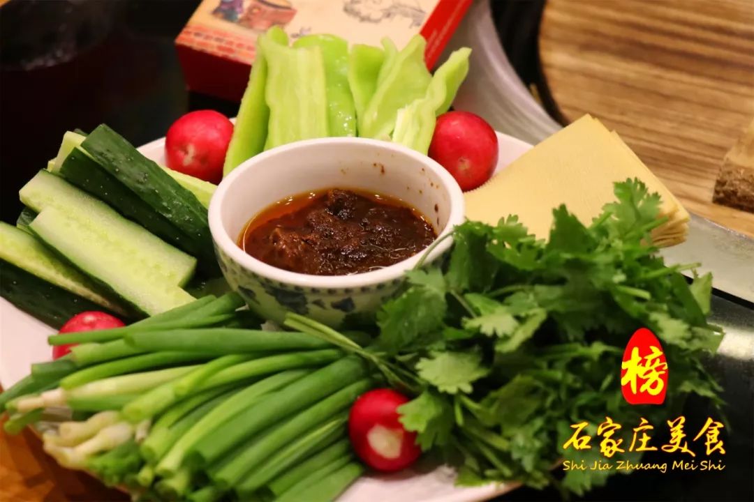 鱼肉熟了饼子也好了 吃饱肉后 来几份凉菜解腻再好不过了 养生大丰收
