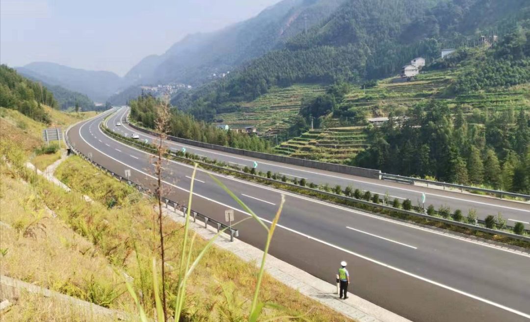 危险!男子驱车20公里,冒险横穿高速6个快车道,只因为老婆