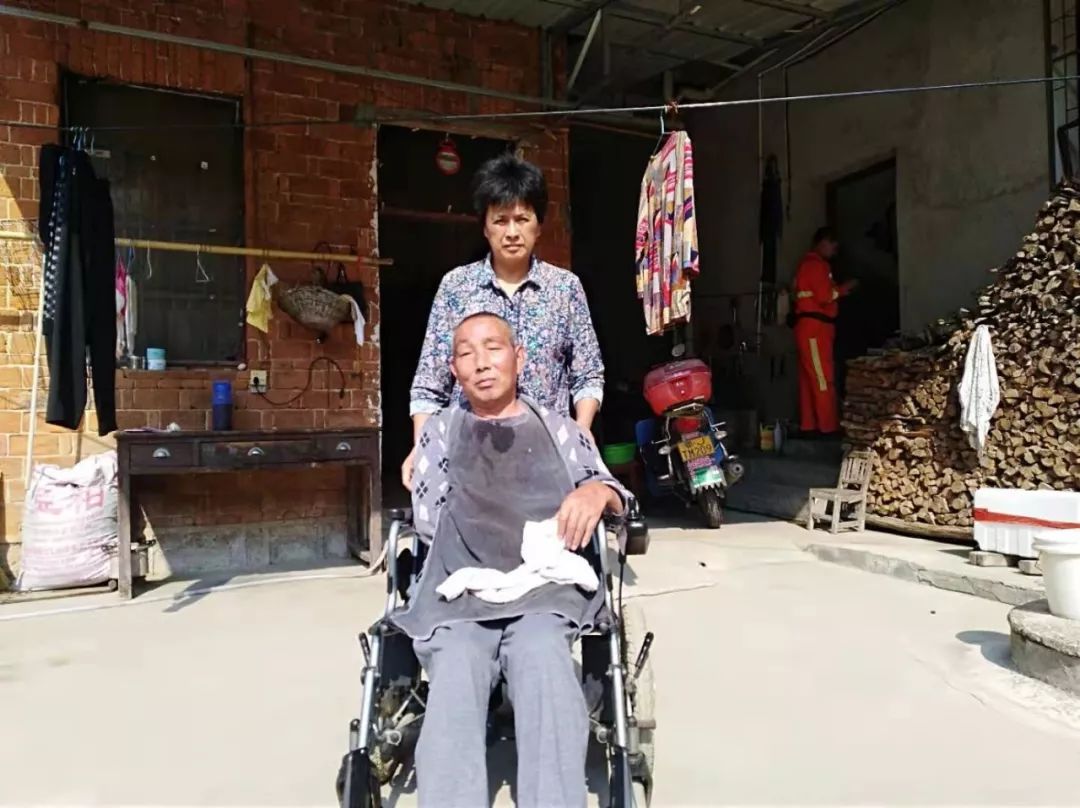 英山这个人的事迹感动了几十万英山人10年中丈夫13次病重住院瘫痪在床