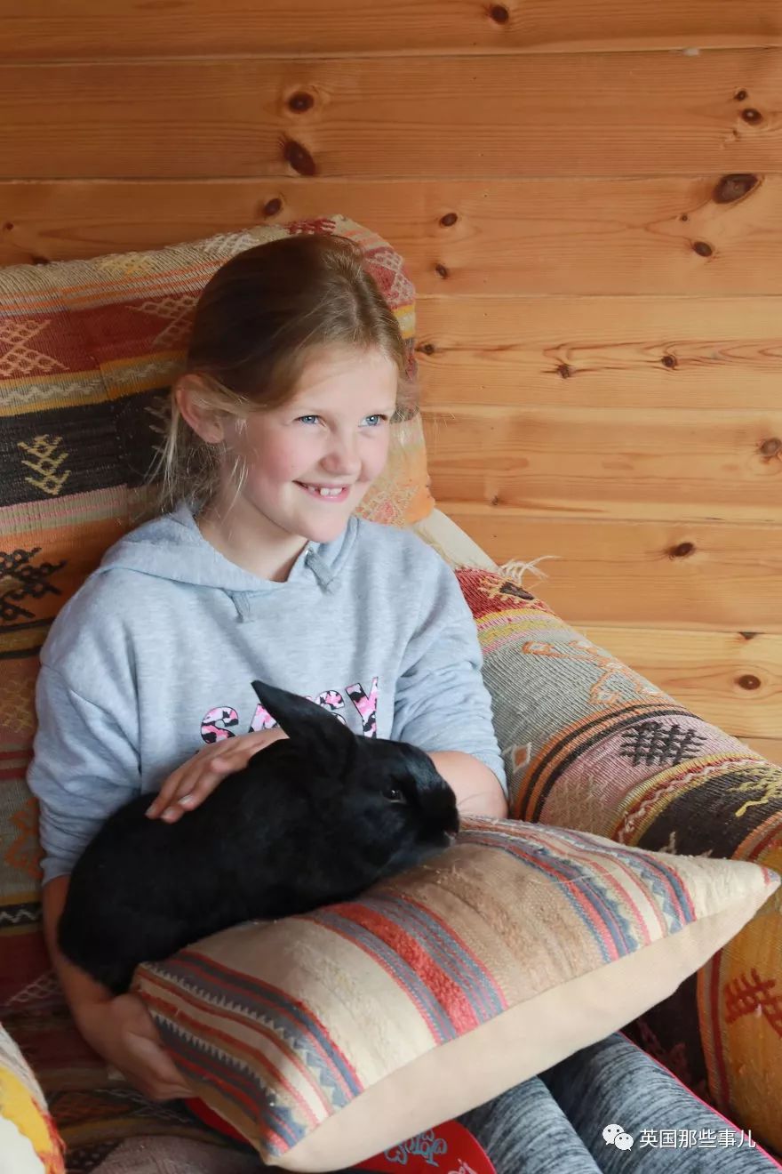 英国这家自闭症儿童俱乐部陪护工居然都是毛茸茸的