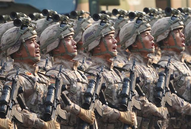 阅兵新式步枪暗藏黑科技,先进程度超乎想象,已在10式大狙上普及