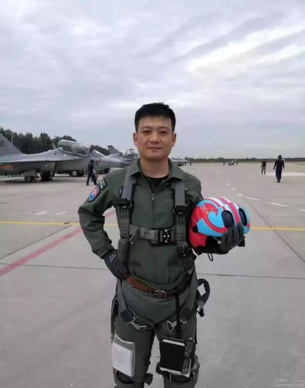 2001年,他从金寨县古碑中学招飞入伍,现为解放军空军某飞行学院副团职