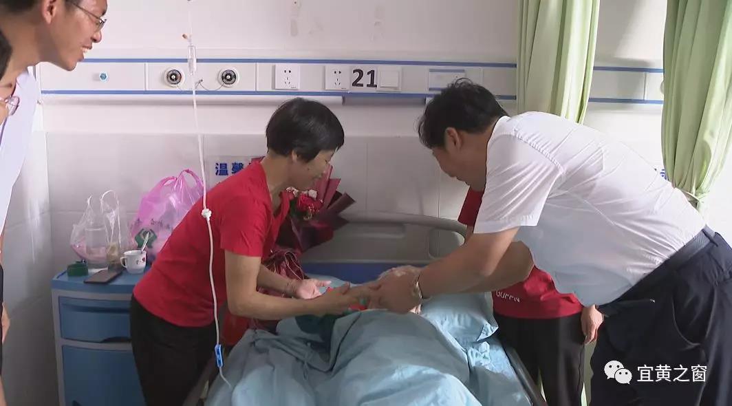 为她送上鲜花和慰问金,向她送去党和政府的关怀和祝福,副县长赵似珍