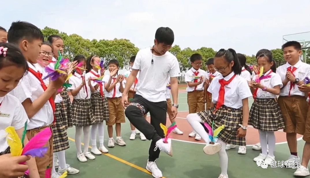 张智霖与吕良伟老婆踢毽子浙江省宁波市奉化区白杜小学毽球特色课程