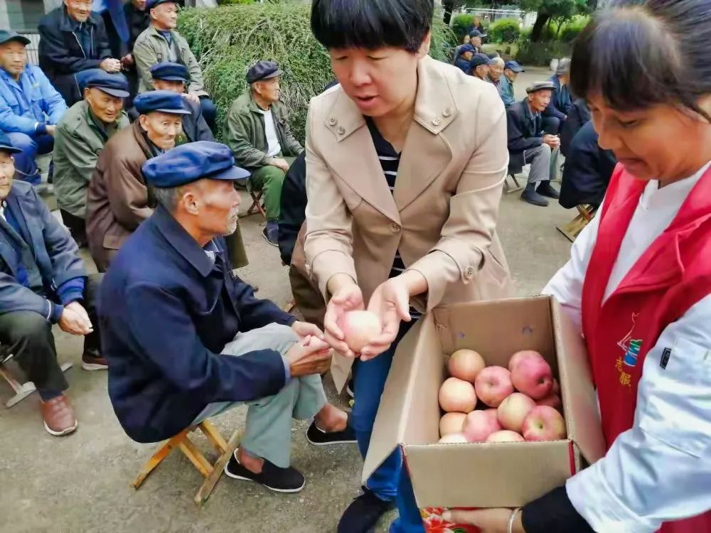 城前镇敬老院慰问老人,镇党委委员谢方亮陪同,同时市青年企业家协会也