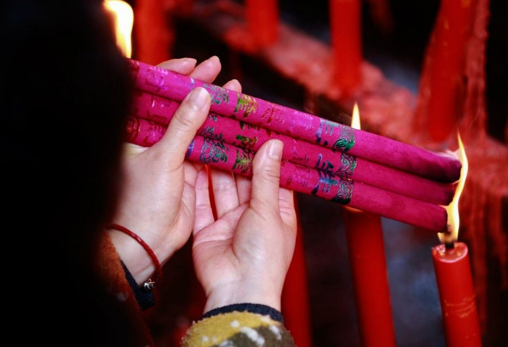 寺庙烧香祈福图片