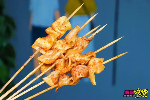 烤羊肉入口香而不腻烤干肠和烤鸡脚筋也是东北烧烤的特色干肠吃起来又