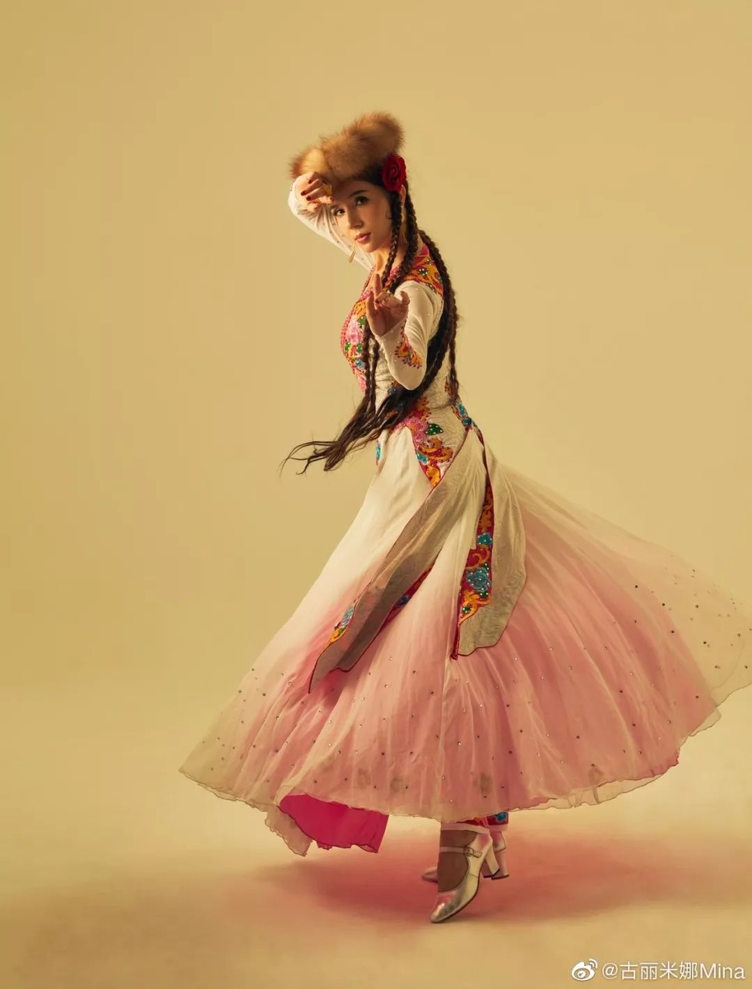 古丽米娜太美了!简直像异国公主在跳舞,完全让人挪不开眼神!