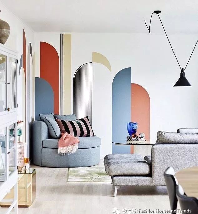 有点像今年非常流行的拱形门刷墙形式,运用铁锈红,水洗蓝和米黄色,再